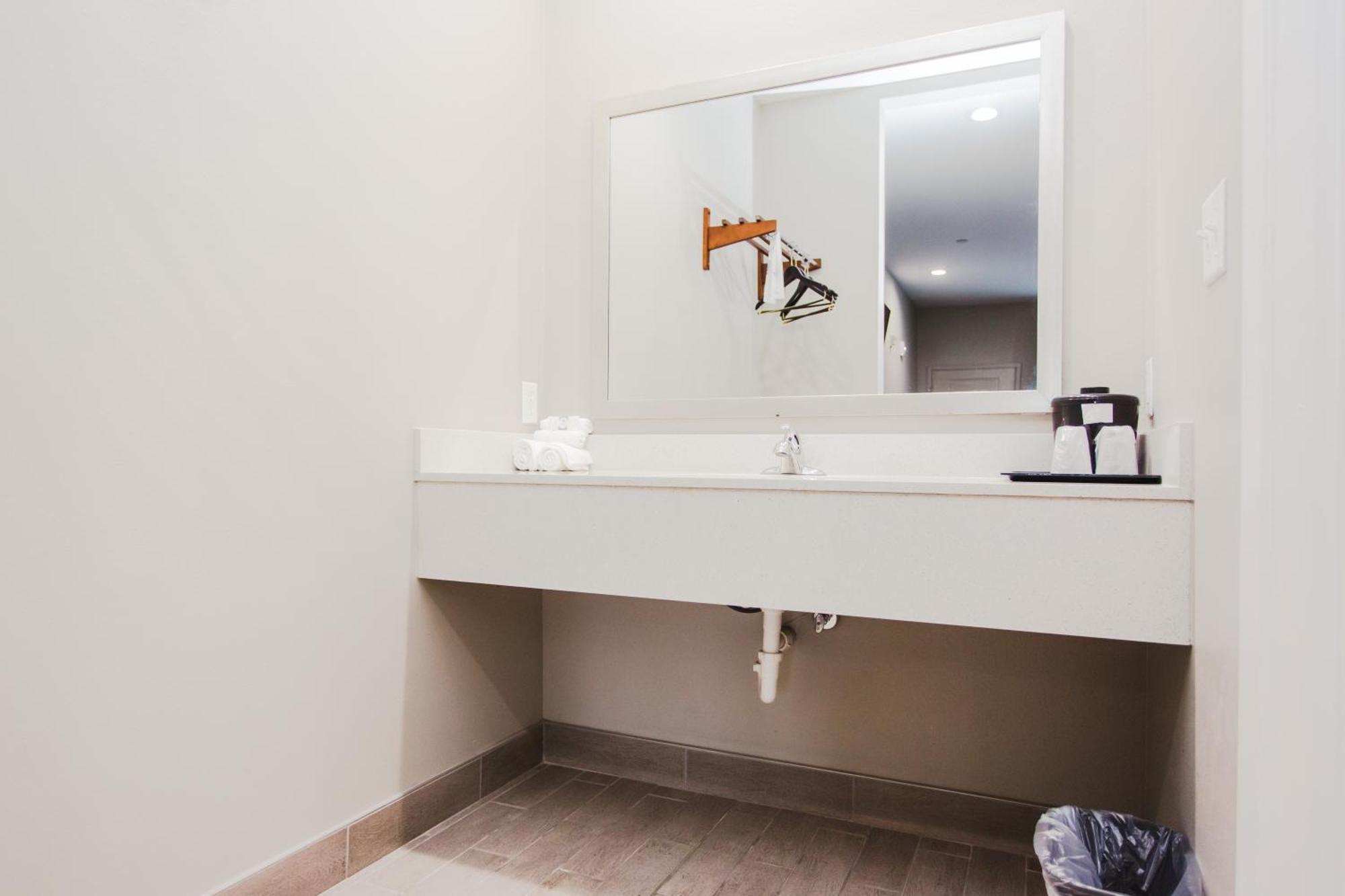 Express Inn - Spring Bagian luar foto
