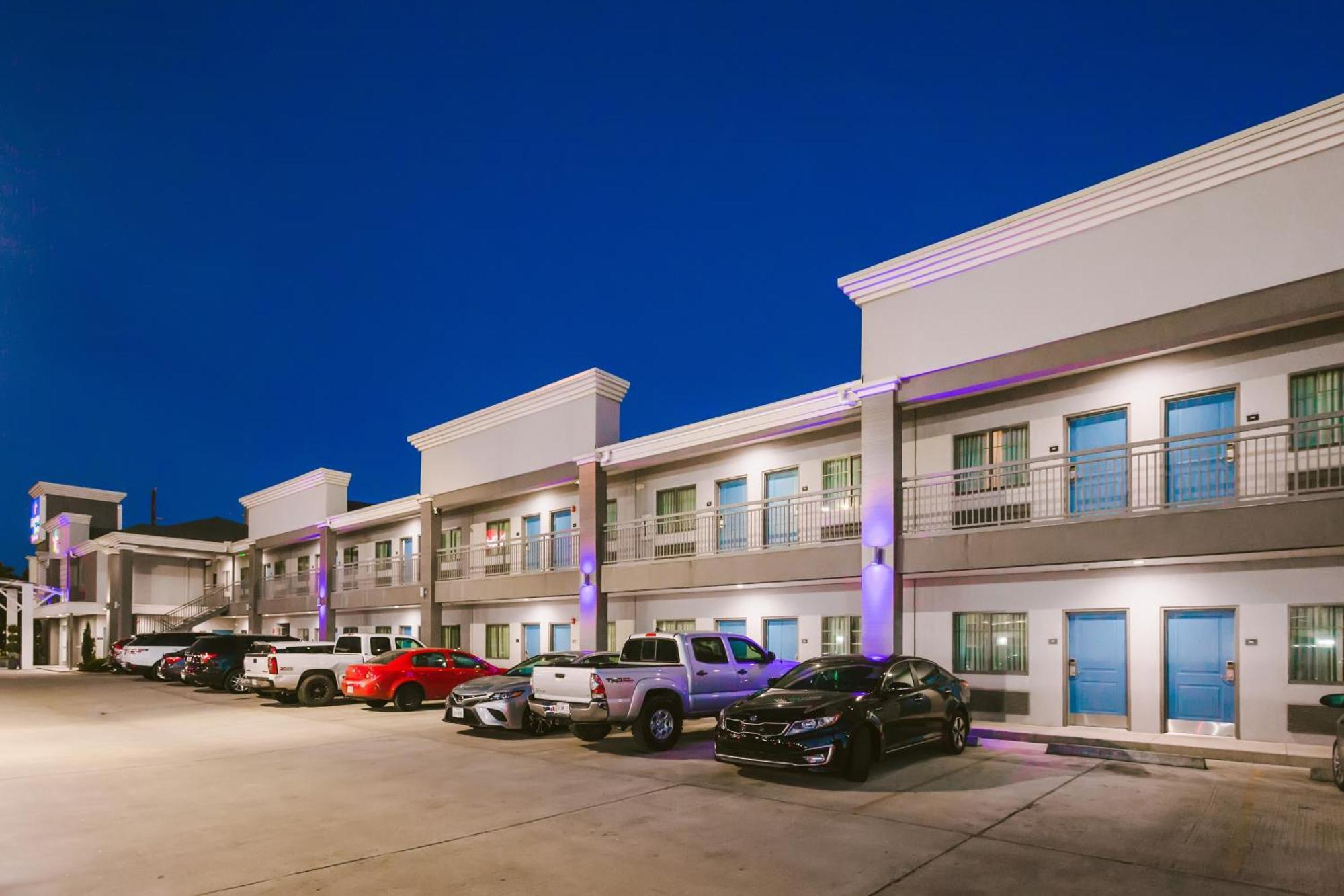 Express Inn - Spring Bagian luar foto