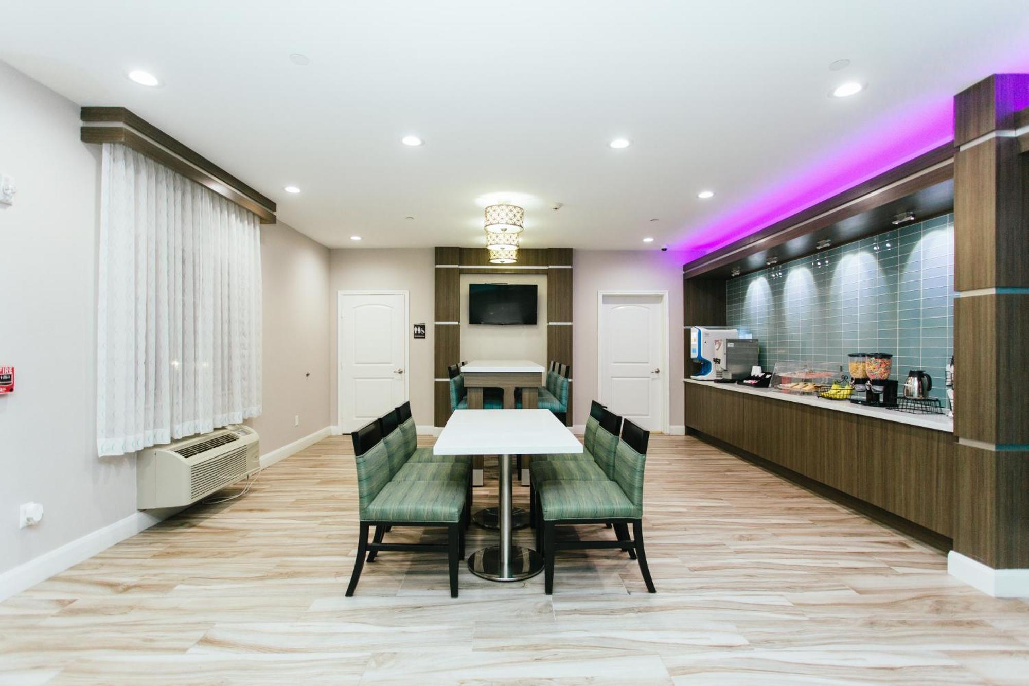 Express Inn - Spring Bagian luar foto