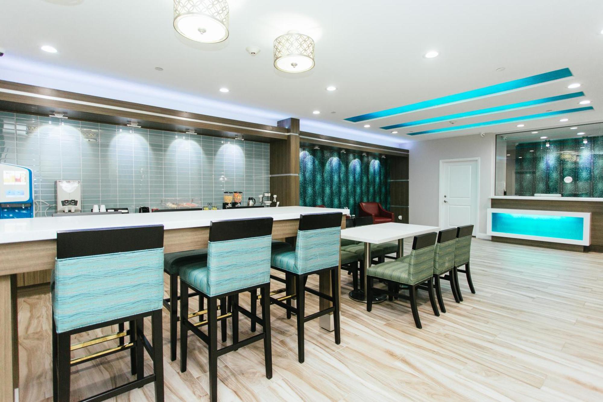Express Inn - Spring Bagian luar foto